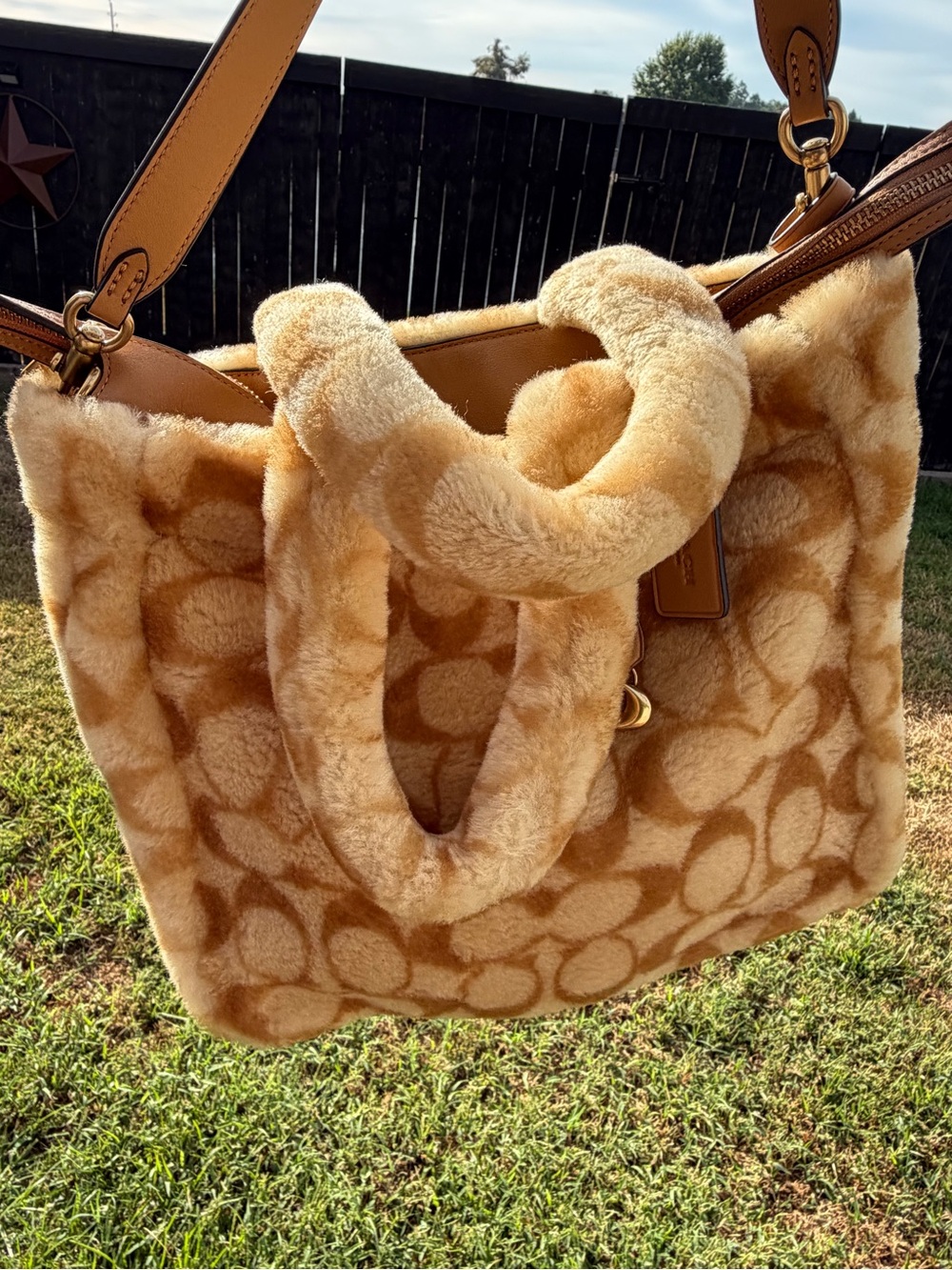 Coach Tote 28 Signature Shearling CC442 Tan Cream Faux Fur Bag Pristine Unused - Picture 11 of 16